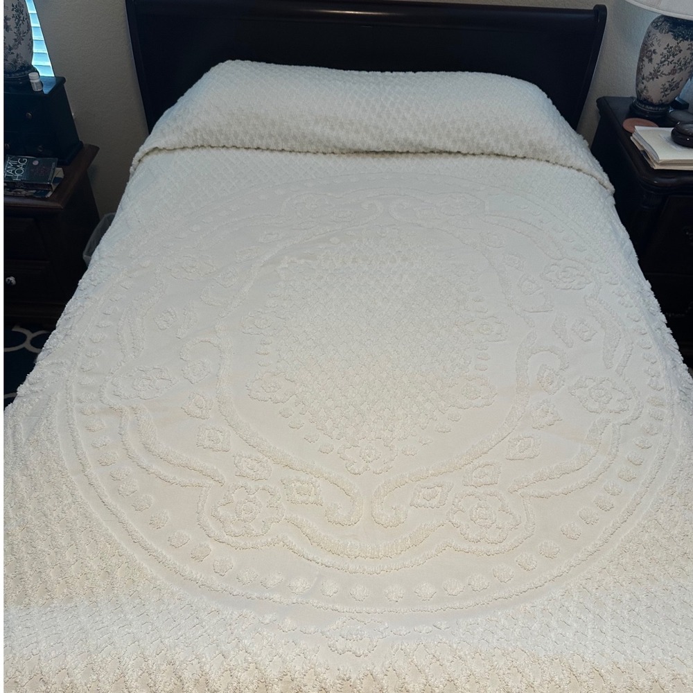 Vintage‎ Chenille Bedspread White Tufted Floral Medallion Shabby Chic READ MCM